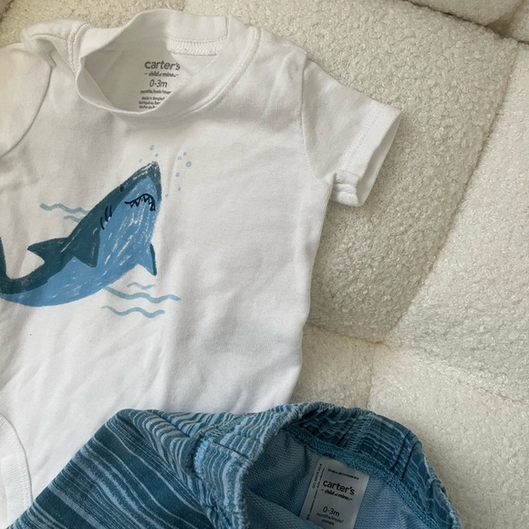 Carters 0-3 moths matching outfit - Picture 2 of 2